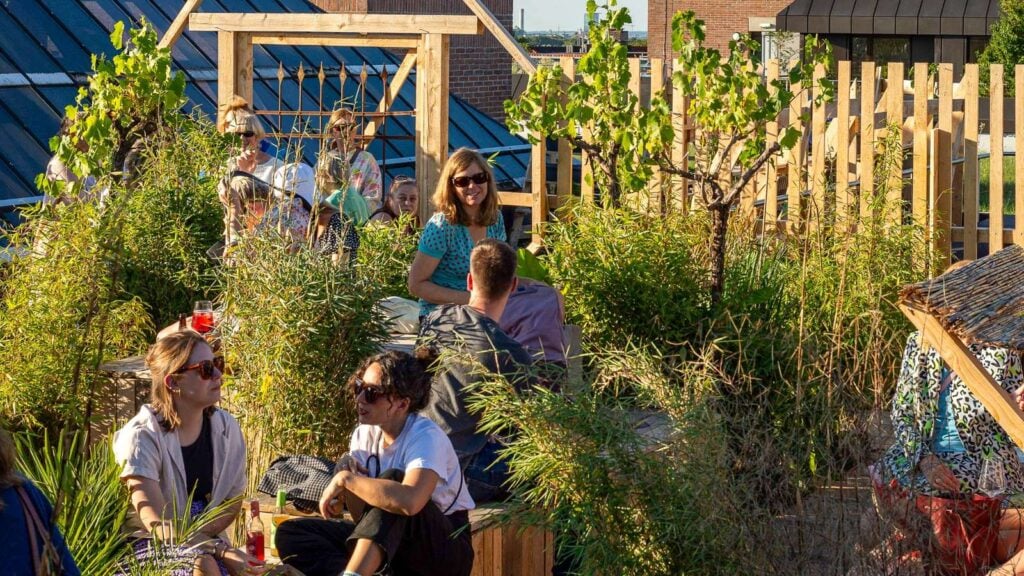 Über zwei Ebenen erstreckt sich die Rooftop Bar auf dem Fat Cat München 