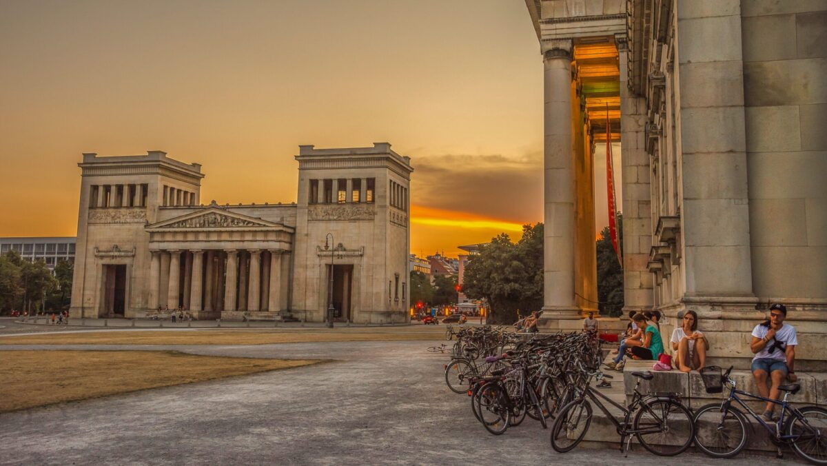 Sonnenuntergang anschauen am Königsplatz