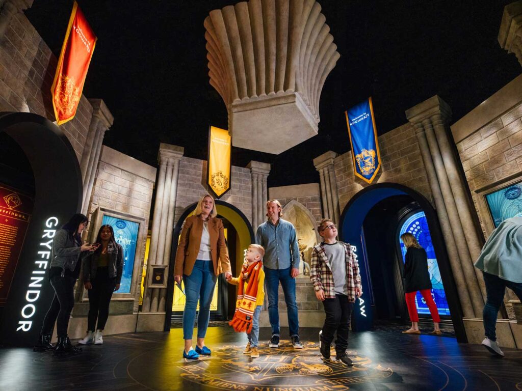 Hogwarts kommt nach München! „Harry Potter: Die Ausstellung“ öffnet am 10. Mai 2024 in der Kleinen Olympiahalle.